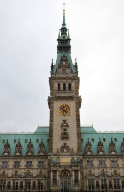 Hamburg Belediye Binası 'nın Saat Kulesi namı diğer Cephesi, Heykeli ve Yazıları olan Rathaus Binası. 20 Haziran 2012 Hamburg, Almanya
