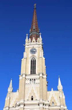 Novi Sad, Sırbistan 'daki Mary Roman Katolik Kilisesinin Saatinin Saatli Çan Kulesi