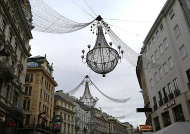 Vienna, AUSTRIA-NOVEMBER 14: Eski Avusturya Binaları arasındaki Noel Süslemeleri ve İş İşaretleri. 14 Kasım 2023 Viyana, Avusturya