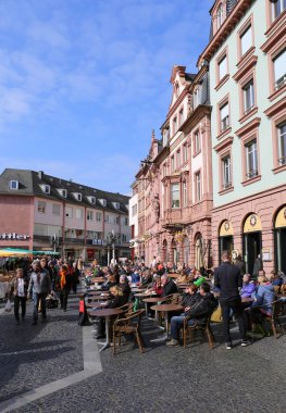 Tanımlanamayan İnsanlar Cafe ve Barlarda güneşli bir bahar gününün tadını çıkarıyorlar. 28 Mart 2015 Mainz, Almanya 
