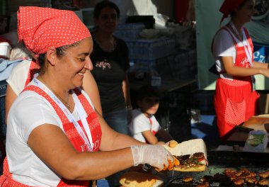 ADANA, TURKEY-ECTOBER 08.2022: Kimliği belirlenemeyen Kadın Aşçı Yerel Gıda Festivali müşterileri için kuzu köftesi kızartıyor