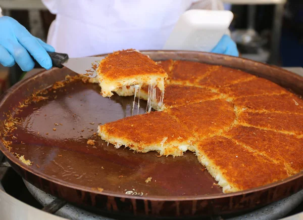 カイフィと呼ばれる甘い砂糖ベースのシロップで浸した カイフィと呼ばれるスピンペストリーで作られた伝統的な中東のデザートです ストック写真