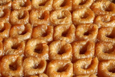 Adana, Türkiye 'de Gıda Festivali' nde Satılık Bir Tepsi Lezzetli Türk Tatlı Bulbul Yuvasi