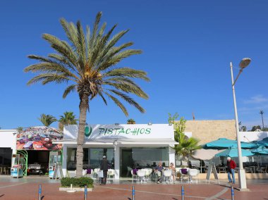 AGADIR, MorOCCO-ARALIK 11 Aralık 2015: Tanımlanamayan kıdemli çift The Beach tarafındaki Yerel Kafe 'de oturuyor, dinleniyor ve güneşin tadını çıkarıyor