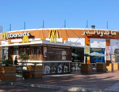AGADIR, MOROCCO-DECEMBER 11 Aralık 2015: Amerikan Fast Food Restoran Zinciri McDonald 's ve The Beach' in Arapça İşaret ve İçecek Posterleri