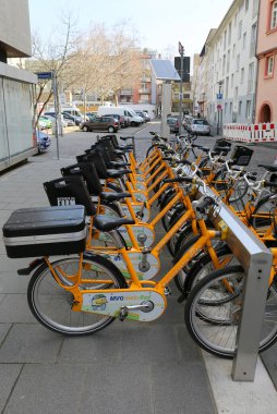 MAINZ, GERMANY-MARCH 28,2015: Market Place 'te arka arkaya turuncu kiralık bisikletler müşterilerini bekliyor