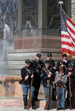  INDIANAPOLIS, In, USA-MARCH 17 Mart 2009: Kimliği belirsiz Amerikan İç Savaş Üniformaları ve Tüfekleri Aziz Patrick Günü Çeşmesi 'nin yanında duruyor