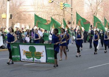 INDIANAPOLIS, In, USA-MARCH 17 Mart 2009: Katedral Lisesi öğrencileri St. Patrick Günü Geçit Töreni 'nde Flag ve Banner ile yürüyorlar