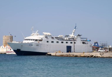 RHODES, GREECE-JULY 05.2011: Symi Feribotu yeni yolcuları almak için Rodos Adası 'na yanaştı