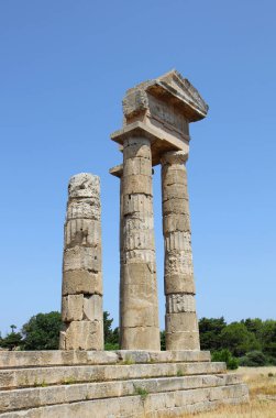 Yunanistan 'ın Rodos kentindeki Mavi Gökyüzü Arkaplanı ile Akropolis Harabeleri