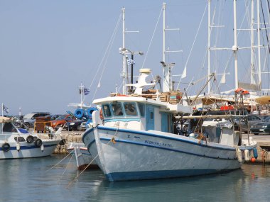 RHODES, GREECE-HAZİRAN 05.2011: Otomobillerin yanındaki limanda demirlemiş Yunan balıkçı tekneleri