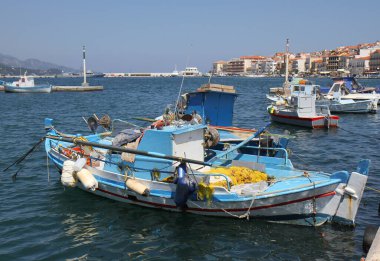 Samos, Yunanistan-Haziran 16-2013: Geleneksel Tahta Yunan Balıkçı tekneleri Liman 'a demirledi