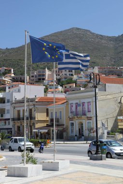 Samos, Yunanistan-Haziran 2013: Yunanistan Ulusal Bayrağı ve AB Bayrağı Havada Dalgalanıyor