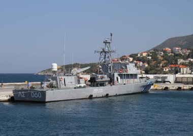 Samos, Yunanistan-Haziran 16-2013: Yunan Sahil Güvenlik Gemisi Limanda demirledi
