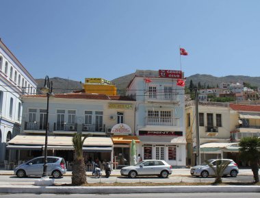 SAMOS, GREECE-JUNE 16 Haziran 2013: AEK ve Samos Futbol Kulübü Binaları ve Yerel İşletmeler by The Port