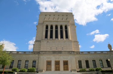 Indianapolis, IN, USA- Eylül 08.2014: Mimarlar Walker ve Haftalar, federal bina ile halk kütüphanesi arasında bulunan Indiana Dünya Savaşı Anıtı binasını plazanın merkezi olarak planladı.