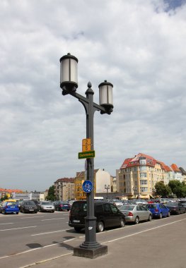 Berlin, Almanya-29 Haziran 2012: Geleneksel Berlin Sokak Işıkları, Renkli Alman Evleri ve Sokakta Otomobiller