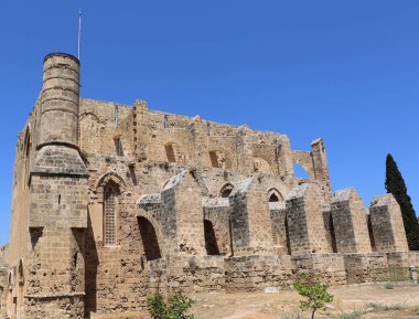 Eski Osmanlı döneminin kalıntıları Bugday Camii ve Kuzey Kıbrıs Rum Kesimi 'nin Famagusta kentinde Çatışan Bahçedeki Osmanlı Mezarı