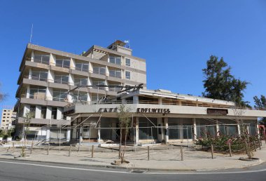 VAROSHA, FAMAGUSTA, NORTHERN CYPRUS-AĞUSTust 30. 2023 Terk Edilmiş Edelweiss Kafe ve Binası