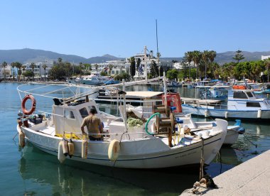 KOS, GREECE-MAY 12.2019: Kos Limanı 'ndaki teknesinde duran kimliği belirsiz balıkçı