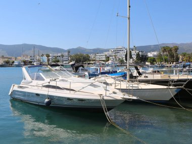 Kos, Yunanistan - 12 Mayıs 2019: Mavi gökyüzü arka planına sahip tekneler Kos Limanı 'na demirlemiş