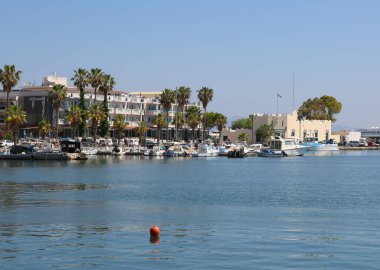 KOS, GREECE-MAY 12.2019: Kos Limanı 'ndaki Balıkçı Botları' nda yürüyen tanımlanamayan turistler