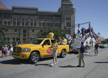 Indianapolis, IN, ABD-Haziran 14-2008: İnsanlarla ve Balonlarla Renkli Geçit Töreni