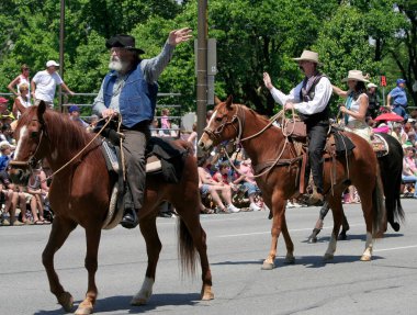 INDIANAPOLIS, In, USA-MAYIS 23 Mayıs 2009: Tanımlanamayan Kovboylar ve Kovboy Kız Indy 500 Geçit Töreni 'nde insanları selamladı