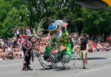 INDIANAPOLIS, In, USA-MAYIS 23 Mayıs 2009: Indy 500 Geçit Töreninde Büyük Şapkalı ve Büyük Ayakkabılı Tanımlanamayan Palyaço