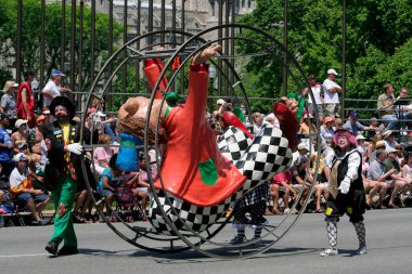 INDIANAPOLIS, In, USA-MAYIS 23 Mayıs 2009: Indy 500 Geçit Töreni 'nde Tanımlanamayan Komik Palyaçolar Palyaço Tekerleği İterek