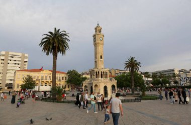 İzmir, Türkiye-21 Mayıs 2022: Saat Kulesi, Valilik Konağı ve Halkla İzmir Konak Meydanı