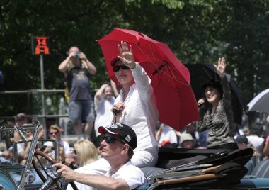 INDIANAPOLIS, In, USA-MAYIS 23 Mayıs 2009: Amerikalı aktris Florence Henderson Indy 500 Parade 'de insanları selamladı