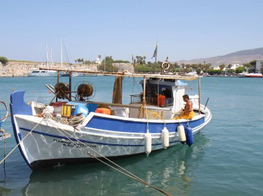 KOS, GREECE-JULY 07.2011: Geleneksel Yunan Balıkçı Gemisi Kos Limanı 'nda tanımlanamayan balıkçı ağı tamir ediyor