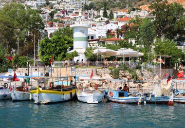 KALKAN, ANTALYA, TURKEY-AĞUSTOS 09.2018: Küçük Deniz fenerinin limanına demirlemiş renkli Türk ahşap balıkçı tekneleri