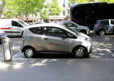 Paris, Fransa - 16 Haziran 2014: Küçük Elektrikli Araç sokakta şarj ediliyor