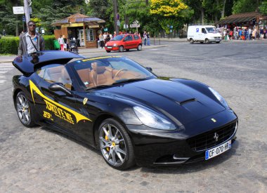 Paris, Fransa-16 Haziran 2014: Tanımlanamayan Araba Kiralama Şirketi Çalışanı Ferrari 'yi Eiffel Kulesi' nin bir sonraki müşterisi için hazırlıyor