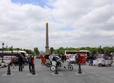 PARIS, FRANCE-JUNE 17, 2014: Modern Rickshaws The Luxor Obelisks 'in müşterilerini bekliyor