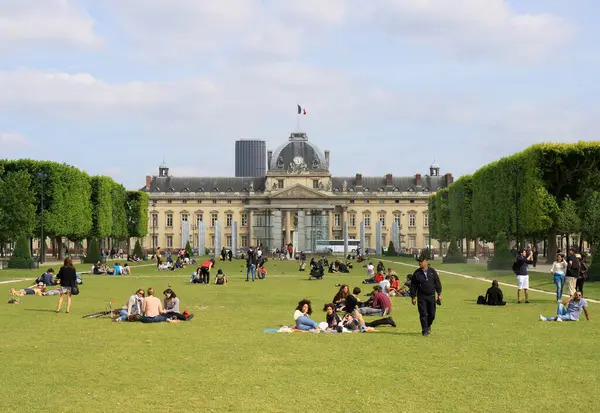 PARIS, FRANCE- 16 Haziran 2014: Tanımlanamayan Turistler ve Yerel Halk Sıcak Bir Yaz Günü 'nde Fransız Bayrağıyla Eski Tarih Binası önünde Çimlerin üzerinde dinleniyor