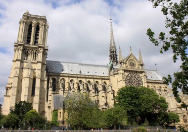 PARIS, FRANCE- 17 Haziran 2014: The Notre Dame Katedrali ve Seine Nehri 'nin kenarındaki insanlar