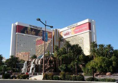 LAS VEGAS, NEVADA, ABD-ARALIK 12 Aralık 2013: Şelaleli ve Palm Trees 'li Mirage Otel ve Kumarhanesi