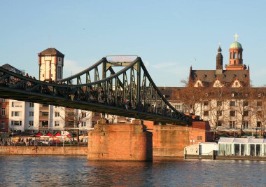 FRANKFURT, GERMANY-ARALIK 15 Aralık 2013: River Main 'deki Eski Tarih Köprüsünü Geçen Tanımlanamayan İnsanlar