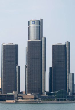 DETROIT, MI, ABD-MAY 24 Mayıs 2007: Rönesans Merkezi ve Detroit Nehri ile GM Kuleleri