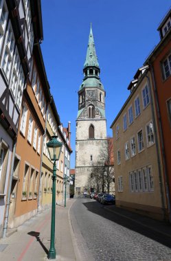 Hanover, Almanya - 19 Nisan 2015: Binalar, çiçekler, sokak lambaları ve park halindeki arabalarla tarihi Kreuzkirche Kilisesi