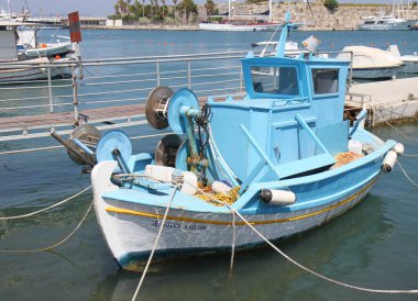 KOS, GREECE-JULY 07.2011: Rıhtımdaki Kos Limanı 'na demirlemiş ve bağlanmış küçük bir Yunan Tahta Balıkçı Teknesi