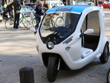 BARCELONA, İSPA-ARALIK 07.2014: Kiralık Üç Tekerlekli Elektrikli Araç