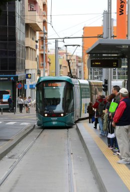 TENERİFE, İSPA-ARALIK 12. 2014: Kimliği belirsiz kişiler Yeşil Tramvaya binmeyi bekliyor