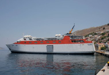 SYMI, GREECE-JULY 14 Temmuz 2013: Limanda yolcu bekleyen Symi Feribot