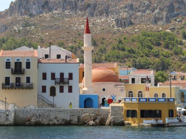 KASTELLORIZO, GREECE-AĞUSTOS 10.2018: Osmanlı Camii 'nin gününün keyfini çıkaran Tanımlanamayan İnsanlar
