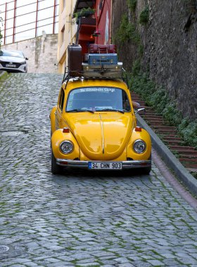 İSTANBUL, TURKEY-NOVEMBER 11.2021: Balat Bölgesi 'nde Retro VW dar sokağıyla tepetaklak gelen tanımlanamayan sürücü