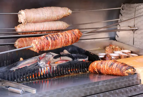 stock image Grilling Turkish Food Kokorec on charcoal grill at Uskudar City Market for Sale in Istanbul, Turkey